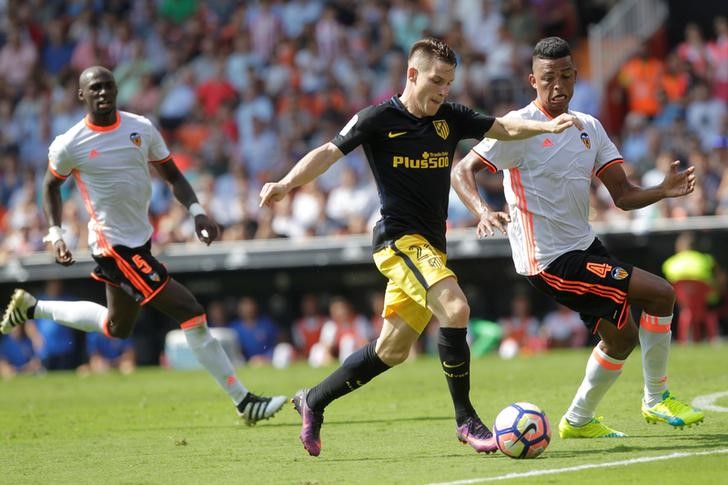 © Reuters. El Atlético gana al Valencia pese a fallar dos penaltis