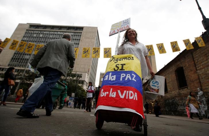 © Reuters. Colombia vota en un plebiscito que definirá entre la paz y el conflicto