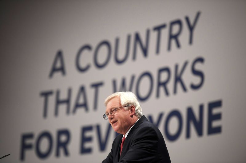 © Reuters. Britain's Secretary of State for Exiting the European Union David Davies speaks at the annual Conservative Party Conference in Birmingham