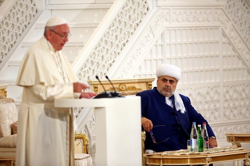 © Reuters. Azerbaijan's Grand Mufti Allahshukur Pashazade listens to Pope Francis during a private meeting at the Heydar Mosque in Baku