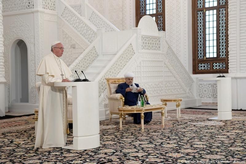© Reuters. البابا يرفض العنف باسم الدين خلال زيارته لمسجد