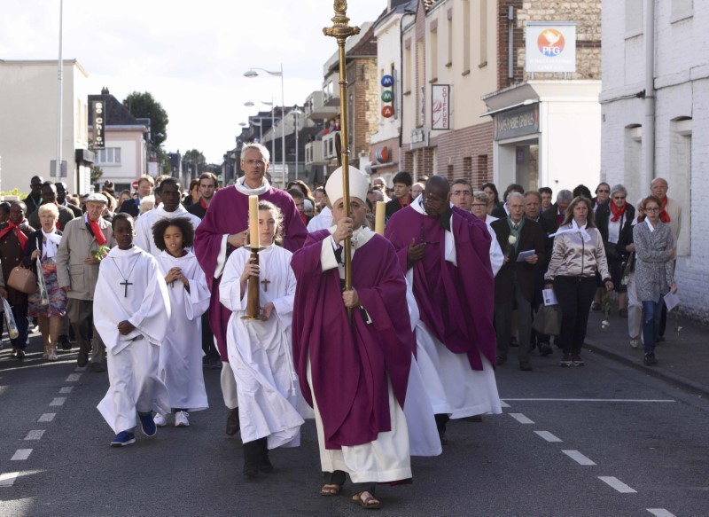 © Reuters. Archbishop of Rouen and Primate of Normandy Mgr Dominique Lebrun leads a procession to the memory of slain French priest, Father Jacques Hamel, in Saint-Etienne-du-Rouvray