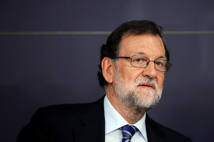© Reuters. حل يلوح في الأفق للأزمة السياسية بعد استقالة زعيم الاشتراكيين في إسبانيا
