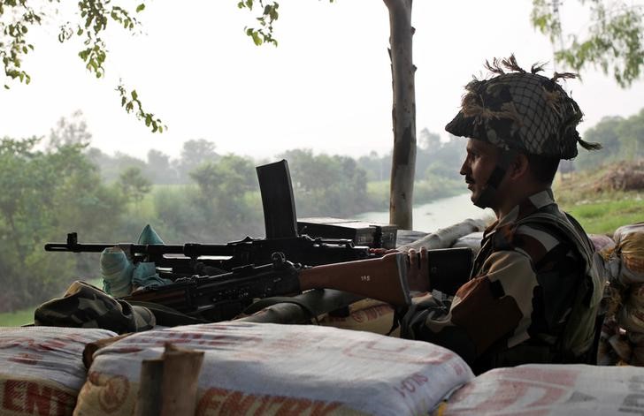© Reuters. متشددون يهاجمون قاعدة للجيش الهندي في كشمير ومقتل جندي