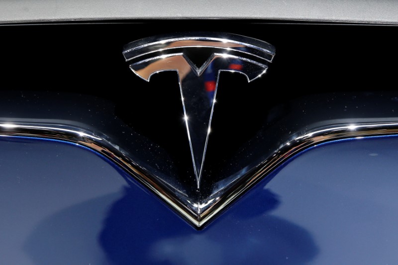 © Reuters. A Tesla logo is seen on media day at the Paris auto show, in Paris