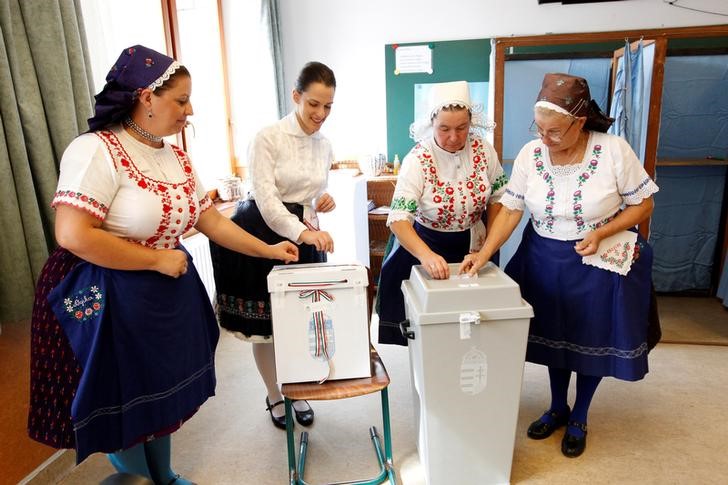 © Reuters. Mulheres húngaras vestidas com roupas tradicionais participam de referendo sobre cotas para imigrantes em Veresegyhaz, Hungria