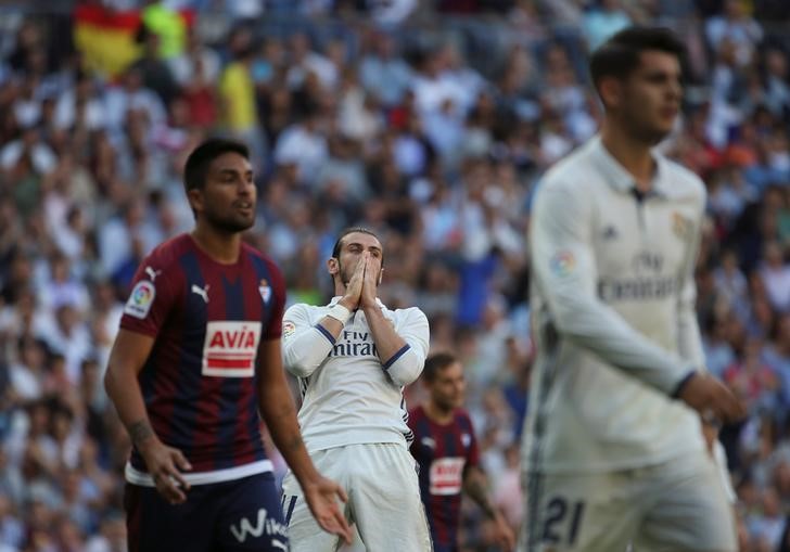 © Reuters. El jugador Gareth Bale del Real Madrid reacciona durante el partido entre el Real Madrid y el Eibar