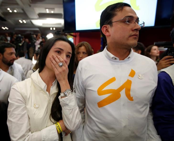 © Reuters. Una votante por el "Sí" llora luego de conocerse que la mayoría de los colombianos votó "No" en un plebiscito sobre un acuerdo de paz entre el Gobierno y la guerrilla de las FARC