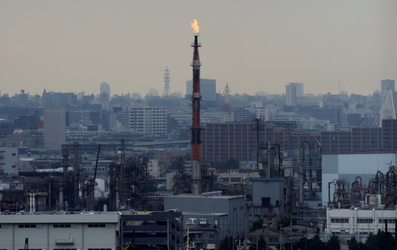 © Reuters. Chimney emitting fire is seen in a factory at Keihin industrial zone in Kawasaki