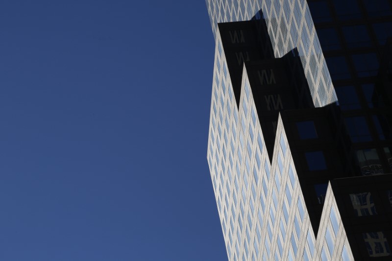 © Reuters. Shadows from the sun enhance the geometrical design on the facade of a skyscraper on a autumn day in New York