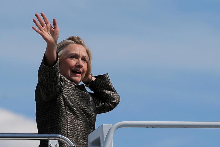 © Reuters. U.S. Democratic presidential nominee Hillary Clinton boards her campaign plane in Charlotte