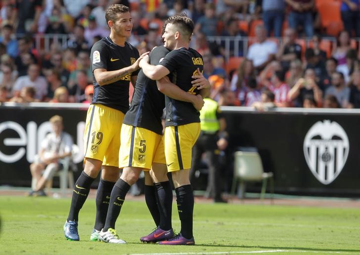 © Reuters. El jugador del Atlético de Madrid Kevin Gameiro celebra con compañeros de su equipo luego de marcar un gol