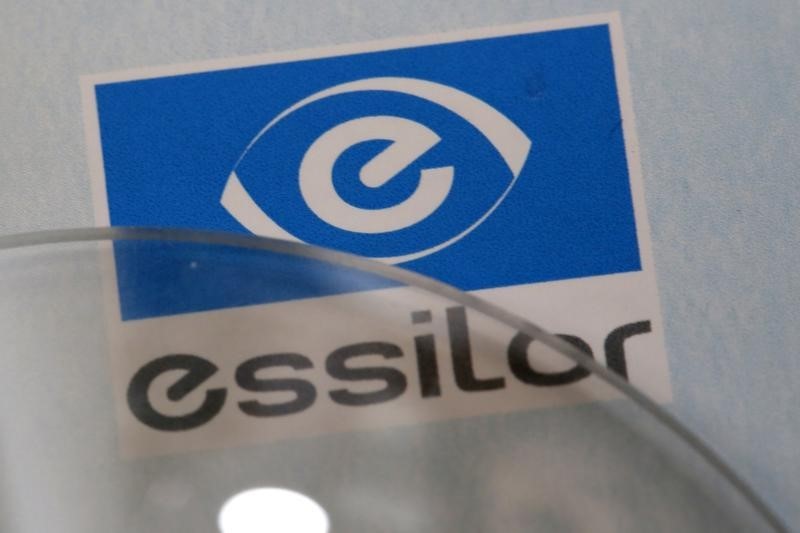 © Reuters. ESSILOR VISE UNE CROISSANCE DE 10% DE SON CHIFFRE D'AFFAIRES