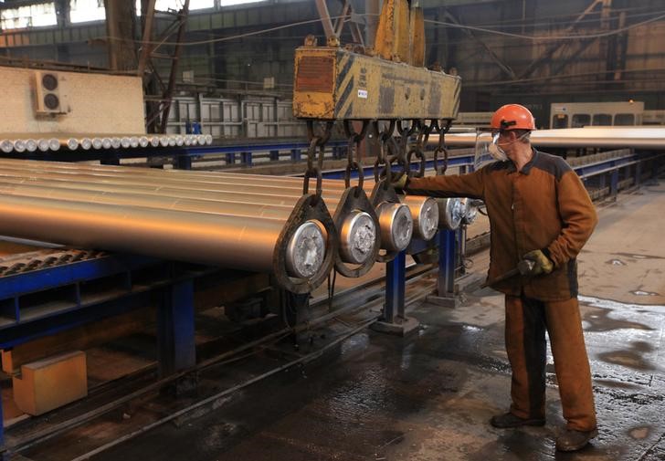 © Reuters. Рабочий на Саяногорском алюминиевом заводе Русала