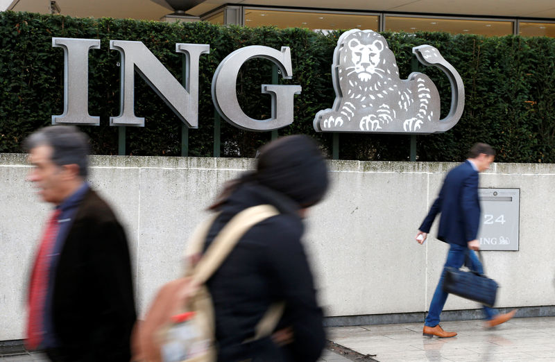 © Reuters. Pedestrians walk past the logo of ING bank by the group's main office in Brussels