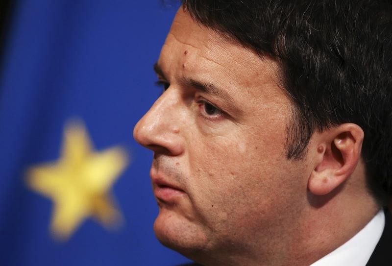 © Reuters. Italy's Prime Minister Matteo Renzi attends a meeting at the Chigi Palace in Rome