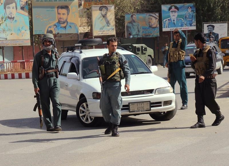 © Reuters. Combatientes talibanes entran en ciudad afgana de Kunduz