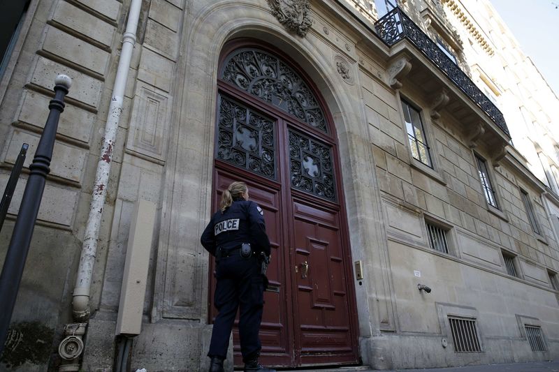 © Reuters. KIM KARDASHIAN ATTAQUÉE À PARIS