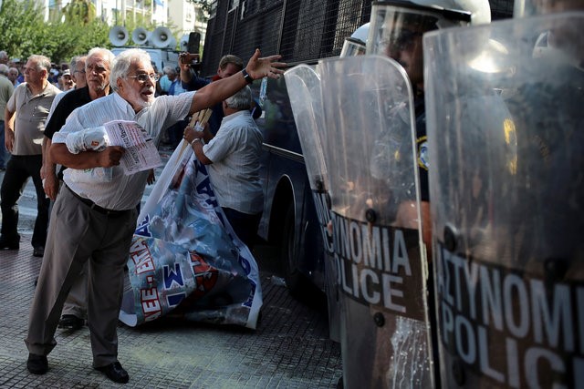 © Reuters. الشرطة اليونانية تطلق الغاز المسيل للدموع على متقاعدين خلال احتجاج في أثينا