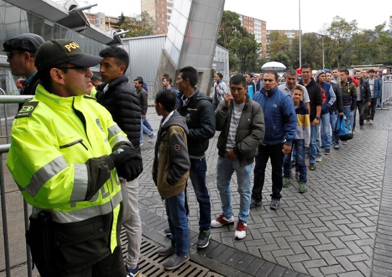 © Reuters. People wait in line to enter an electoral voting center during a referendum on a peace deal between the government and Revolutionary Armed Forces of Colombia (FARC) rebels, in Bogota