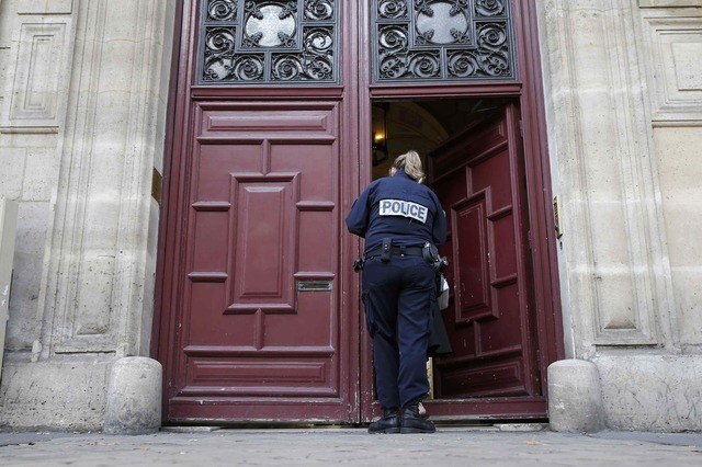 © Reuters. Policial durante investigação na casa de luxo em que Kim Kardashian estava em Paris