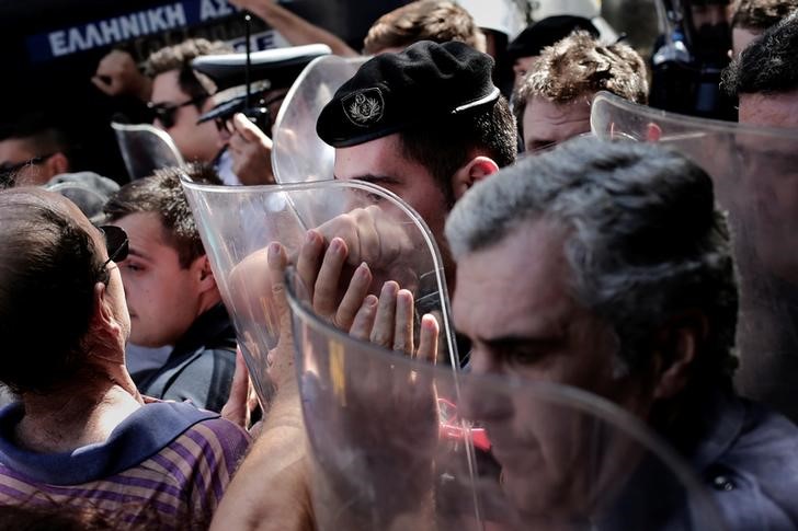 © Reuters. Policiais e manifestantes durante protesto em Atenas