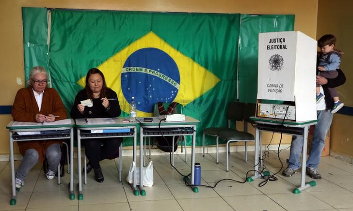 © Reuters. Homem votando em São Bernardo do Campo, São Paulo