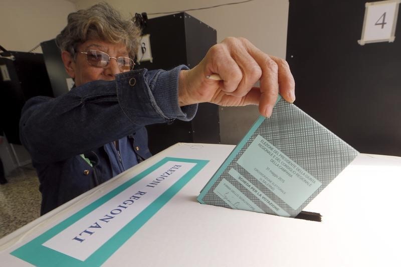 © Reuters. Una donna al seggio in un'immagine d'archivio.