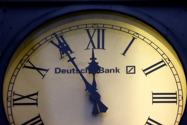 © Reuters. A vintage clock with the logo of Deutsche Bank is pictured outside the bank's branch in Wiesbaden