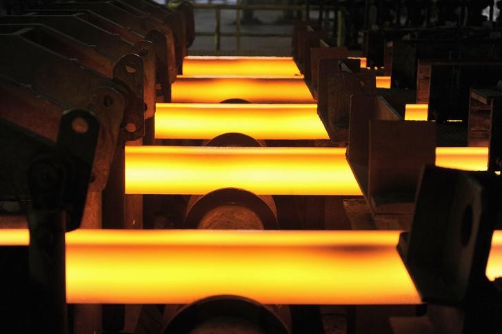 © Reuters. Red hot steel bars are seen inside a foundry at a steel factory in Concepcion city