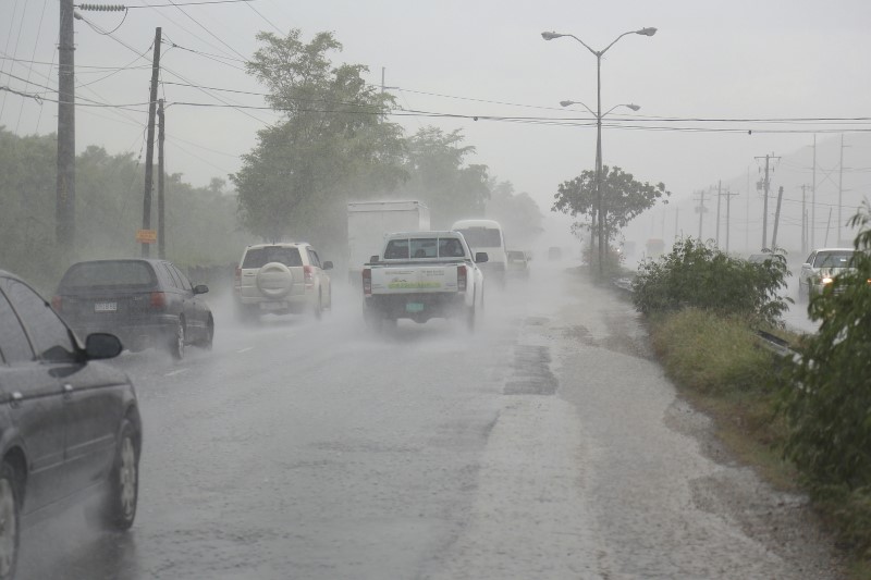 © Reuters. Carros andando em meio a forte chuva em Kingston, Jamaica