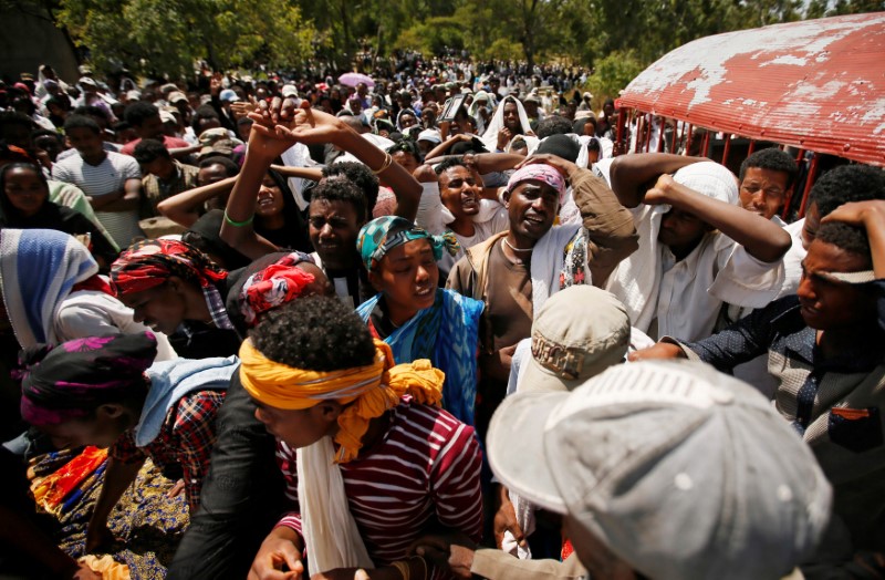 © Reuters. Relatives mourn during the funeral of Tesfu Tadese Biru, a construction engineer who died during a stampede after police fired warning shots at an anti-government protest in Bishoftu during Irreecha, in Denkaka Kebele