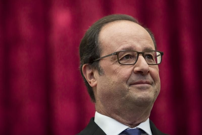 © Reuters. استطلاع يظهر أن أولوند لن يفوز يترشيح حزبه لخوض سباق الرئاسة في فرنسا
