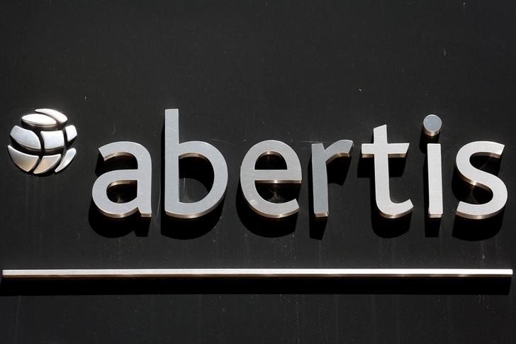 © Reuters. OHL vende un 4,425 de Abertis para amortizar deuda