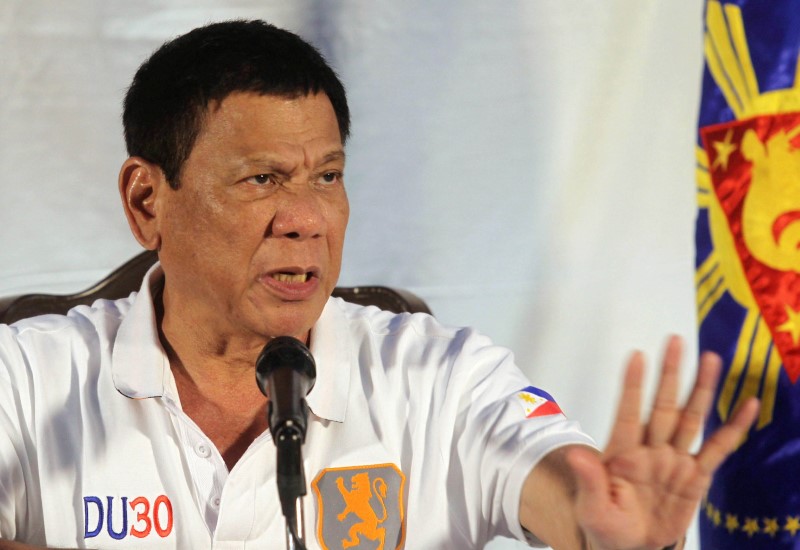 © Reuters. Philippine President Rodrigo Duterte speaks during a news conference in Davao