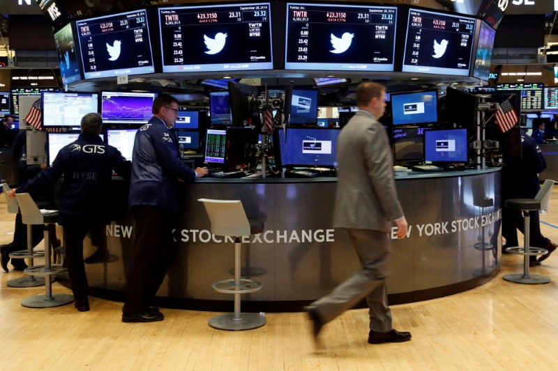 © Reuters. The Twitter logo and trading information is displayed on a screens on the floor of the NYSE