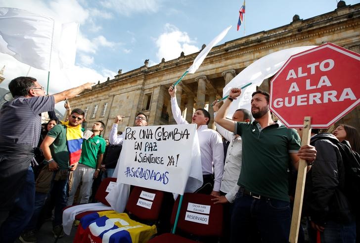 © Reuters. Apoiadores do acordo entre governo colombiano e as Farc protestam em frente ao Congresso, em Bogotá, Colômbia