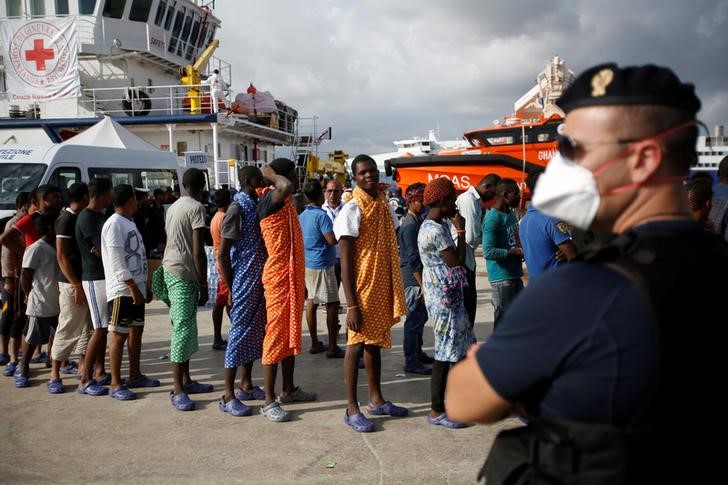 © Reuters. Em foto de arquivo, refugiados desembarcam de navio em porto de Augusta, na Itália