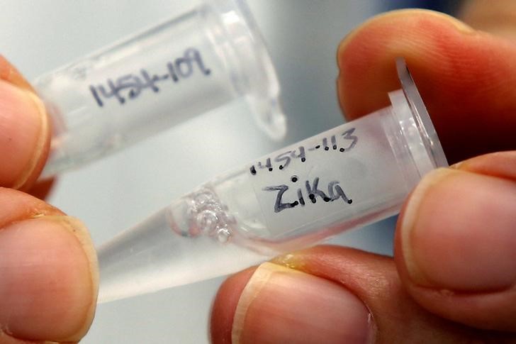 © Reuters. Research scientist Dan Galperin holds vials marked "Zika" at Protein Sciences Inc. where they are working on developing a vaccine for the Zika virus in Meriden
