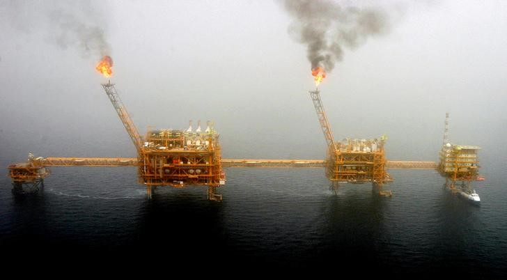 © Reuters. Нефтяные платформы на месторождении Соруш в Персидском заливе