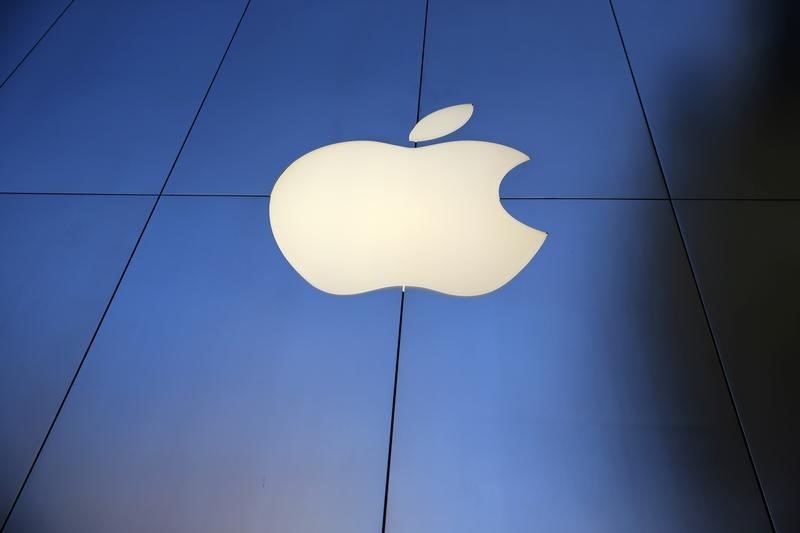 © Reuters. Логотип Apple в магазине компании в Калифорнии