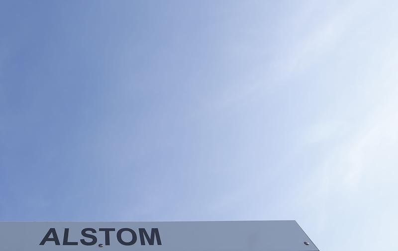 © Reuters. The logo of French engineering group Alstom is seen at the plant in Aytre near La Rochelle
