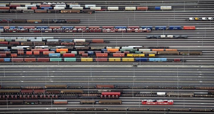 © Reuters. Containers and cars are loaded on freight trains at the railroad shunting yard in Maschen near Hamburg