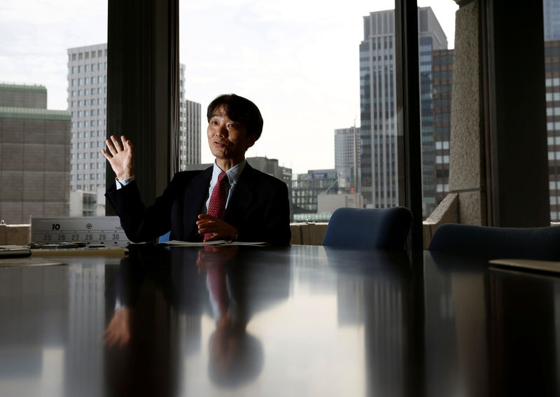 © Reuters. Hiromi Yamaoka, head of Bank of Japan's (BOJ) payment and settlement system division, speaks at an interview with Reuters at his office in Tokyo