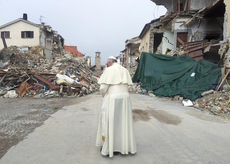 © Reuters. زيارة باباوية مفاجئة لبلدة إيطالية متضررة من زلزال قوي