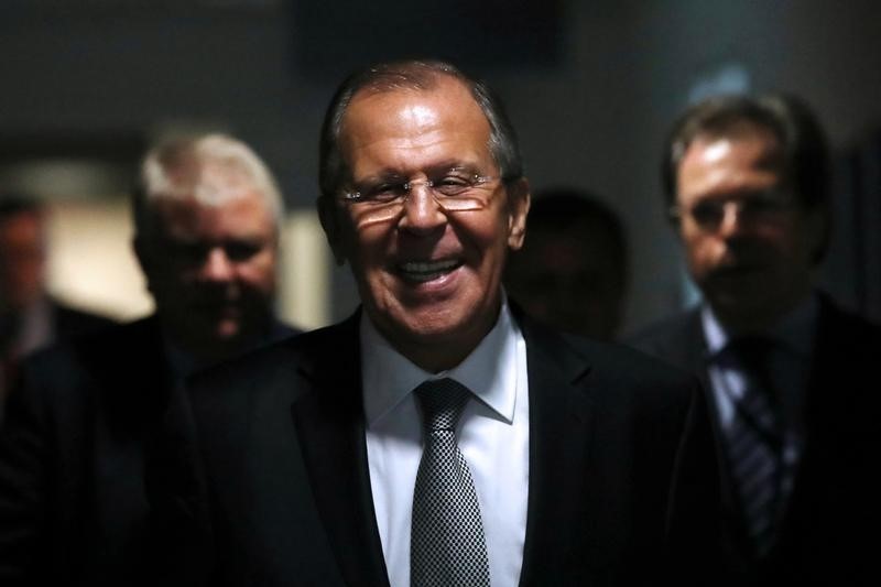 © Reuters. لافروف: روسيا تحاول حل الصراع السوري رغم تعليق التعاون مع أمريكا