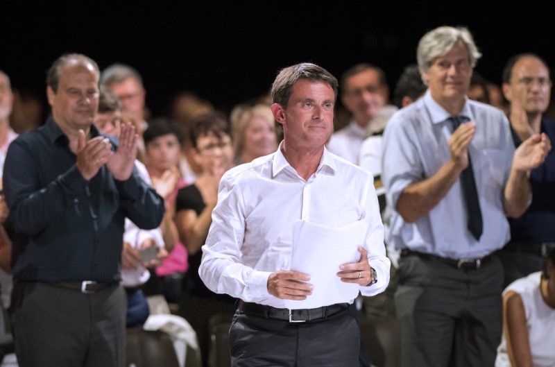 © Reuters. French Prime Minister Manuel Valls delivers his speech as he attends a meeting with Socialist Party members in Colomiers near Toulouse