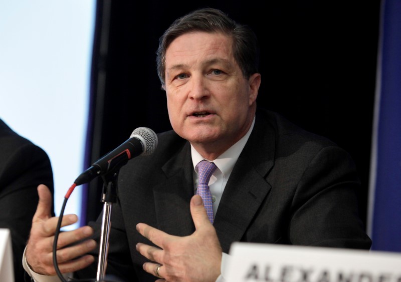 © Reuters. Jeffrey Lacker, president of the Federal Reserve Bank of Richmond, arrives at a session "Help or Harm: Central Bank Monetary Policies at the Outer Limits" during NABE Economic Policy Conference in Washington