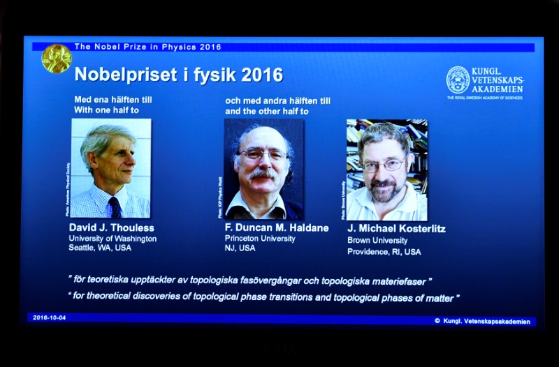 © Reuters. Imagem com fotos e nomes dos vencedores do Nobel de Física visto durante conferência em Estocolmo