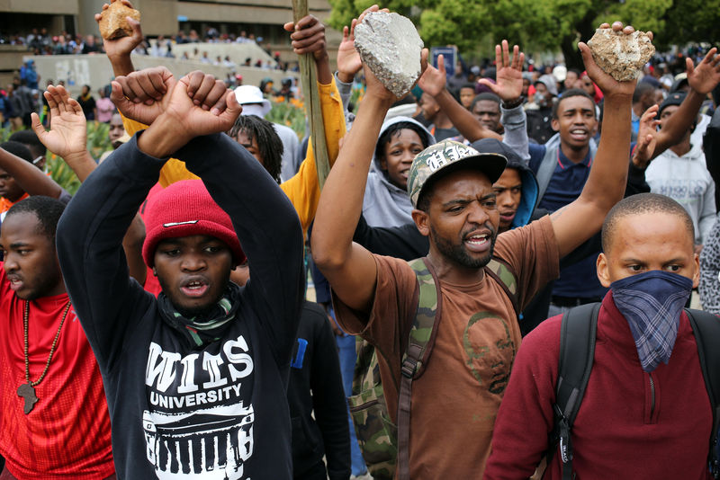 © Reuters. Manifestantes durante protesto estudantil na África do Sul